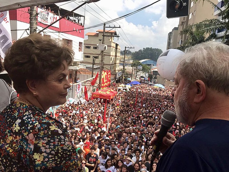 Dilma Rousseff ao lado de Lula durante o discurso em São Bernardo do Campo neste sábado (07)
