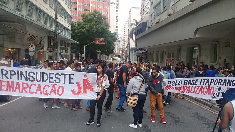 Na manhã desta terça, 26, indígenas de todo o Paraná ocuparam o prédio do Ministério da Saúde,