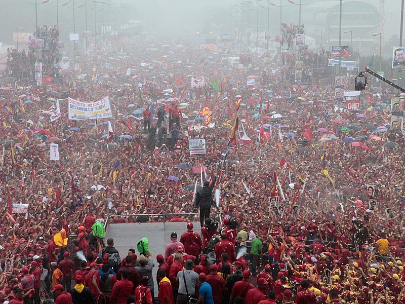 Mais de um milhão de pessoas recebem Chávez no encerramento de campanha eleitoral, no dia 4 de outubro de 2012