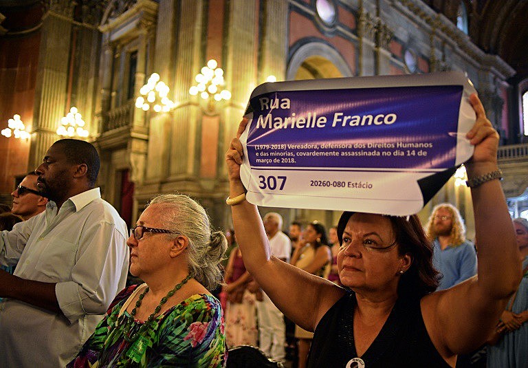 Manifestantes exibem placa com o nome de Marielle Franco, em homenagem à vereadora assassinada há um ano