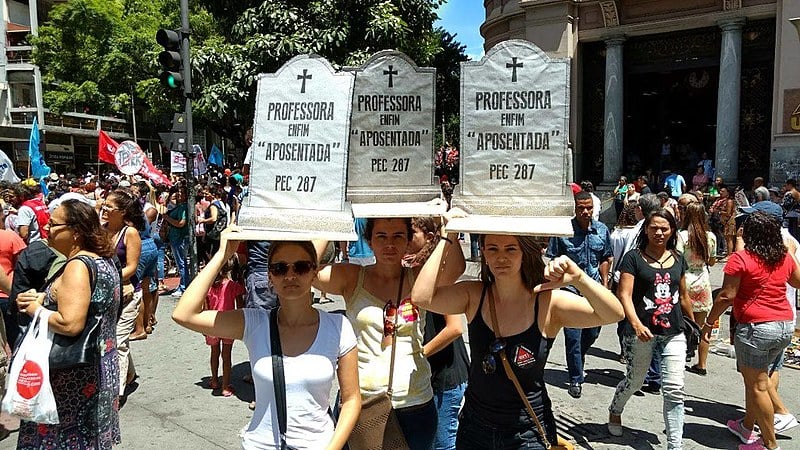 A manifestação também tem o objetivo de cobrar do governo do Estado o pagamento do piso nacional