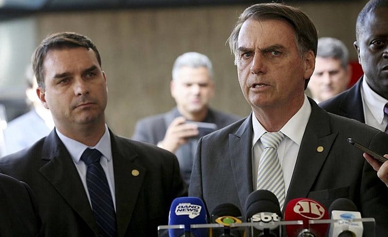 Flávio e Jair Bolsonaro são conhecidos pela proximidade com milicianos no Rio de Janeiro
