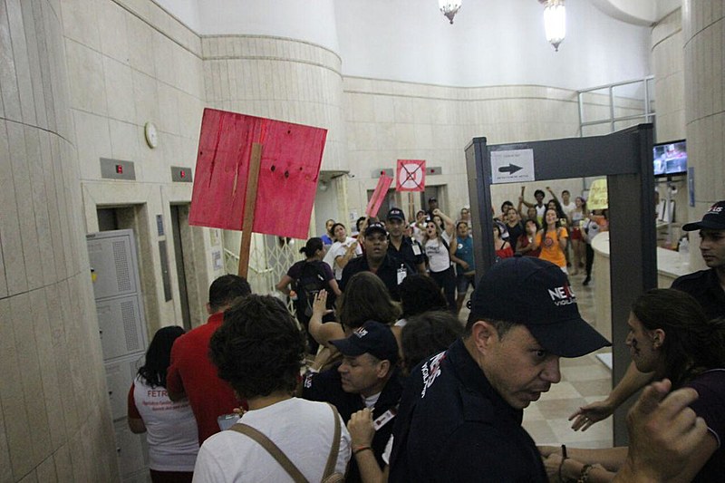 Cerca de mil pessoas participam da manifestação