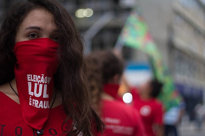 Os manifestantes denunciam os abusos cometidos pela operação da Polícia Federal, e defendem o direito de Lula ser candidato à presidência