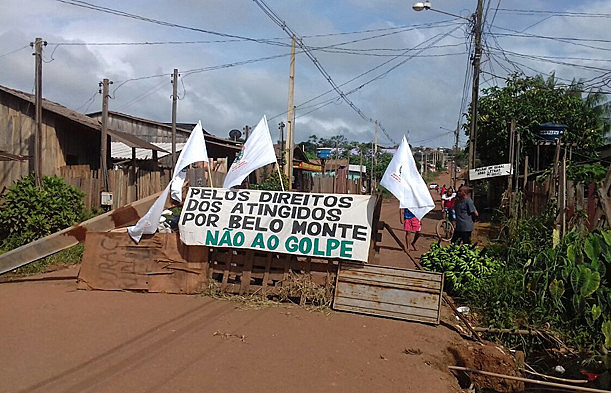 Bloqueio na avenida que dá acesso a lagoa do bairro Independente I, em Altamira