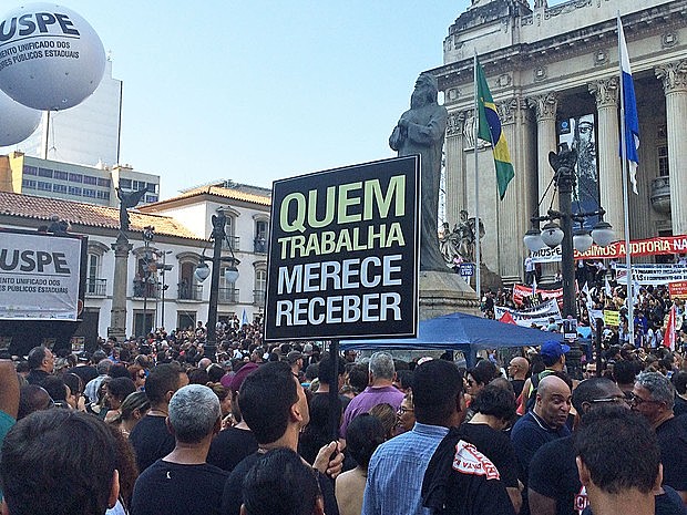 Há cerca de cinco anos os profissionais da educação não tem reajuste salarial; em 2016 ficaram sem salários por meses após crise do governo