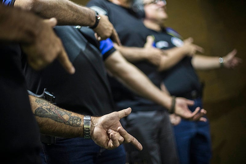 Segundo pesquisadora, o fácil acesso a armas privilegia práticas como o suicídio, acidentes fatais envolvendo crianças e o feminicídio