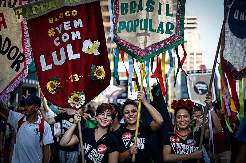 Movimentos que integram a Frente Brasil Popular foram às ruas da cidade para gritar Lula Livre