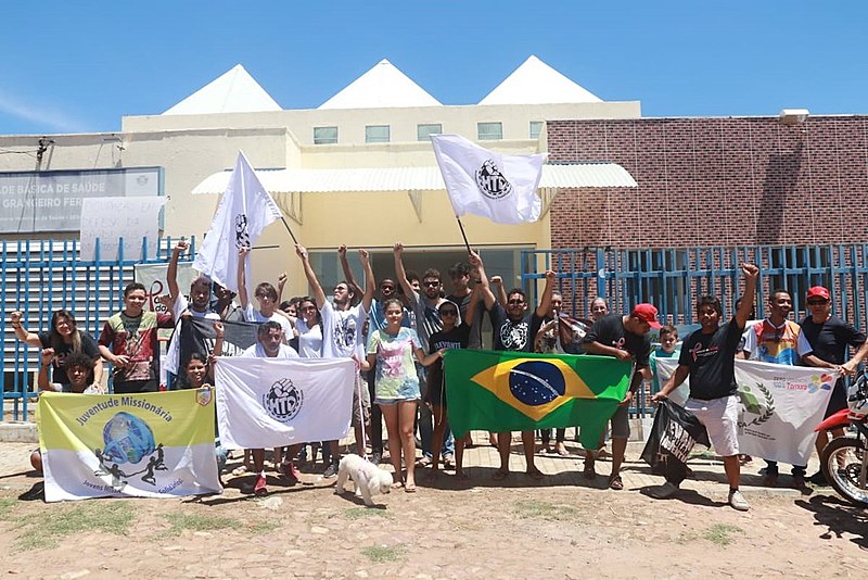 Manifestantes em frente a UBS Eduardo Grangeiro Fernandes, no bairro Frei Damião