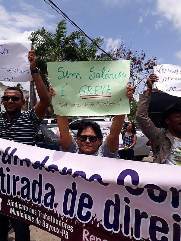 Atraso dos salários leva servidores da cidade de Bayeux a protestos em frente à Prefeitura