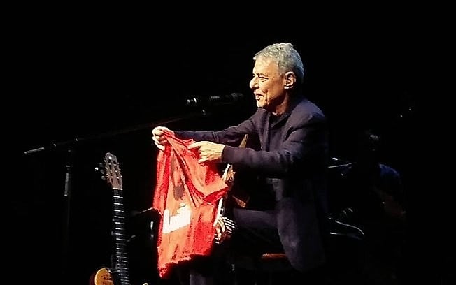 Chico Buarque exibe camiseta de Lula em show em São Paulo