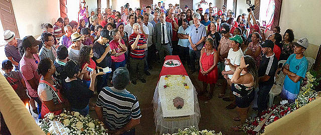 Familiares, amigos y activistas reunidos en el funeral de José Bernardo da Silva "Orlando"