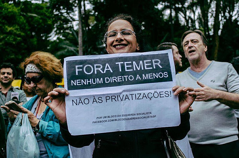 Manifestante protesta contra a retirada de direitos em ato "Fora, Temer" em São Paulo (SP)