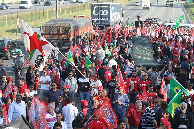 Hoje, os senadores decidem por votação em sessão plenária sobre a admissibilidade do processo que pede o impedimento de Dilma.