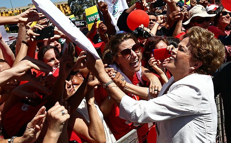 “Eu estou pronta para resistir”, afirmou Dilma, embalada por gritos de guerra dos militantes presentes