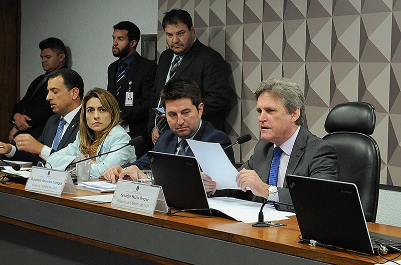 Senador Dário Berger (PMDB), ao microfone, presidiu a comissão mista, que aprovou mais de 100 alterações ao texto original