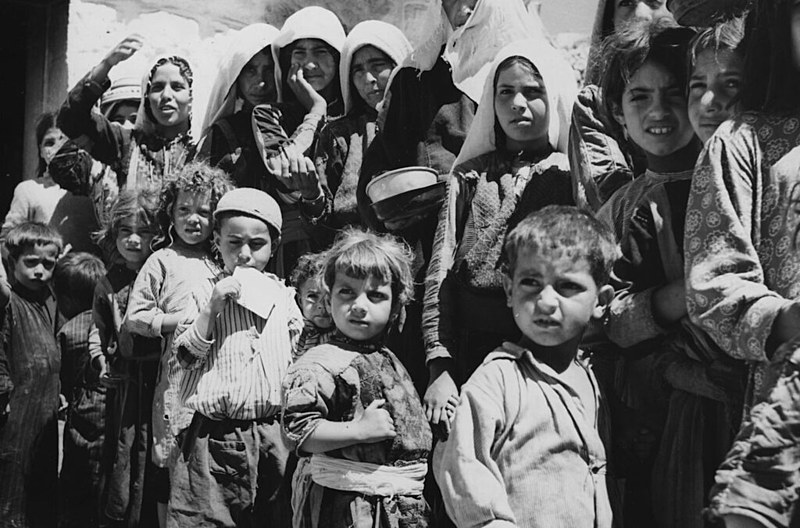 Refugiados palestinos fazem fila para comida em acampamento em Amã, Jordânia, em 1955