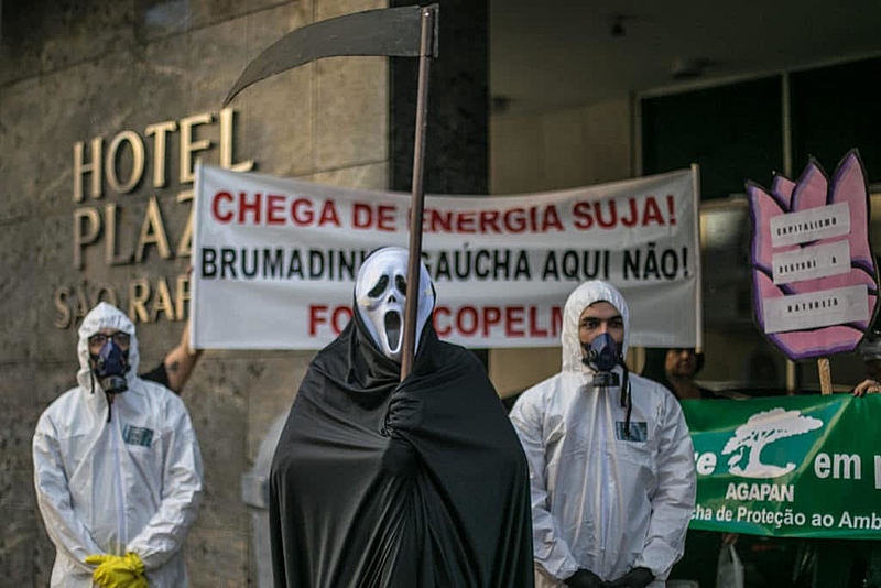 Manifestantes realizaram protesto em frente a hotel que sediou seminário sobre mineração de carvão