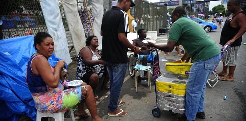 A dificuldade para se reinserir no trabalho com carteira assinada fez com que muitas pessoas optassem pelo mercado informal