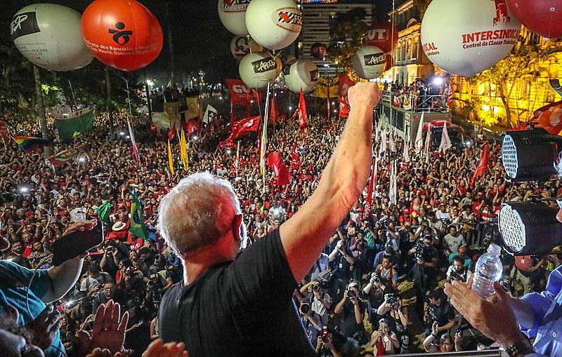 Após a divulgação do resultado do jugamento Lula esteve na Praça República em São Paulo onde falou com os militantes