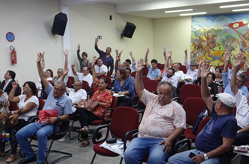 Servidores públicos federais reunidos em assembléia geral do sindicado