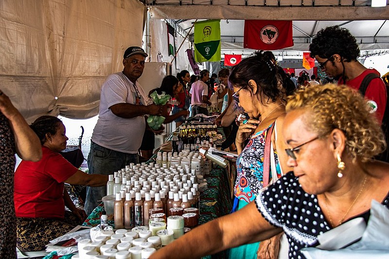 A 10ª edição da Feira Estadual da Reforma Agrária Cícero Guedes está movimentando o Largo da Carioca, no centro do Rio de Janeiro
