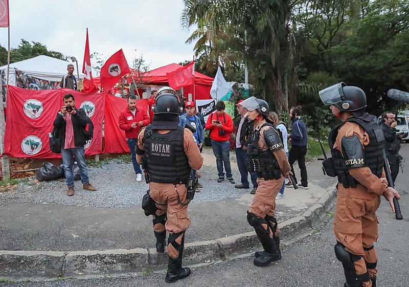Policiais tentaram impedir realização da saudação coletiva de 'Boa noite' dada a Lula e ameaçar prender organizadores