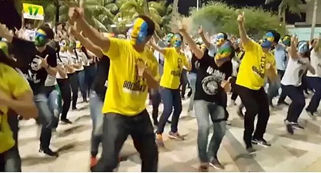 Coreografia na Praia de Iracema, Fortaleza (CE), para demonstrar apoio ao então candidato Bolsonaro
