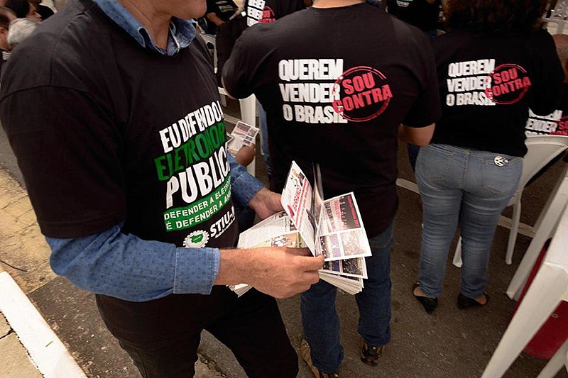 Manifestantes protestando contra venda da Eletrobras em Cuiabá (MT), em outubro de 2017