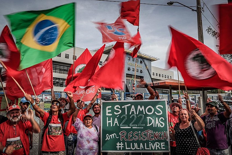 Manifestantes da Vigília Lula Livre prestam solidariedade ao presidente Lula nesta quarta-feira (14/11) em Curitiba.