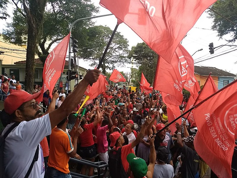 Militantes do MTST em frente ao Sindicato dos Metalúrgicos na manhã desta quarta-feira (4)