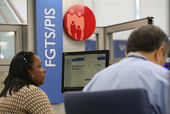 Em um país com 63,4% das famílias endividadas, dinheiro retornará aos bancos como pagamento de contas