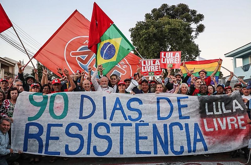 João Pedro Stédile e Rui Falcão visitam a vigília em Curitiba
