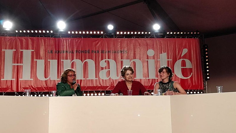 A ex-presidenta Dilma Rousseff durante debate em evento promovido por jornal francês