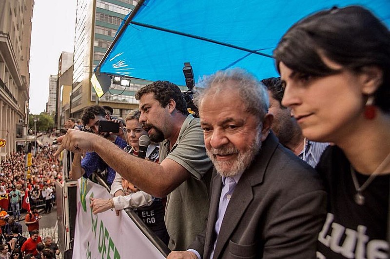 [18:19, 24/1/2018] Thi Moyano: In large demonstration in Porto Alegre, in the lead up to the trial, Lula is welcomed by more than 70,000