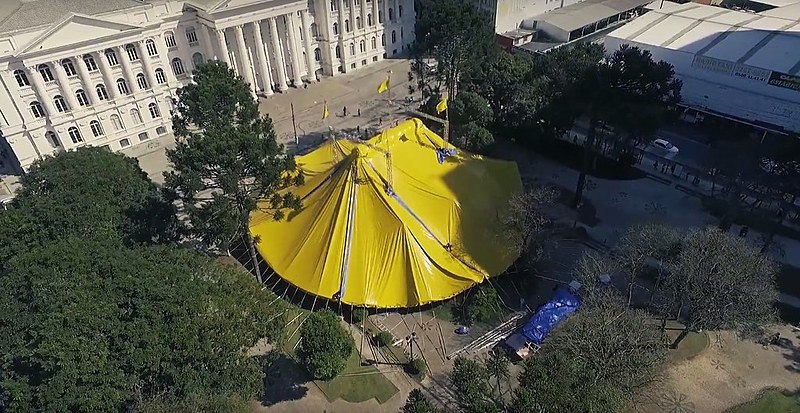 O espaço, com picadeiro e arquibancadas para mil pessoas, está montado na Praça Santos Andrade, no Centro de Curitiba e vai do dia 5 até o dia 15 de agosto.