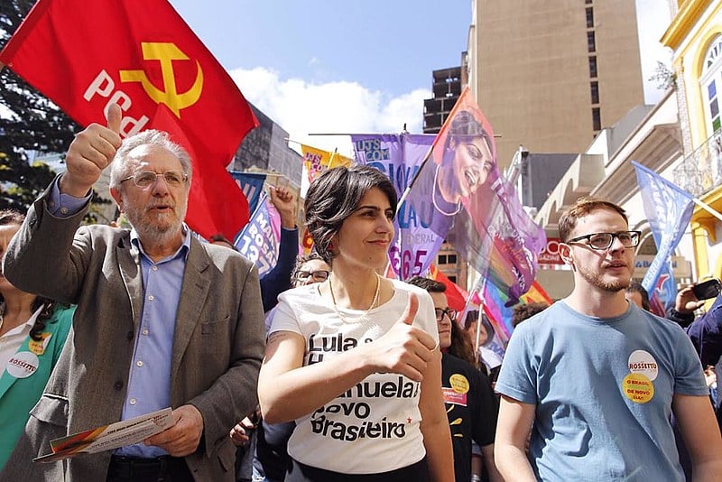 Manuela D'Ávila não está oficialmente inscrita como vice de Lula (PT), mas será a vice na chapa encabeçada pelo PT.