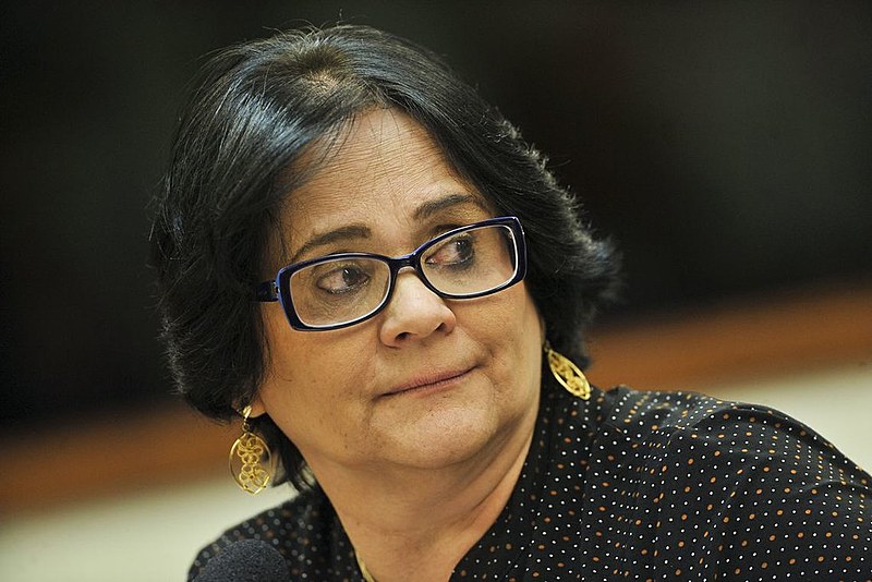 A ministra Damares Alves diz que apenas cumpre determinação de Bolsonaro