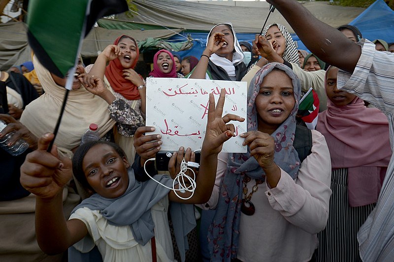 Manifestantes exigem governo civil para comandar transição democrática em protesto no sábado (13) na capital sudanesa, Cartum