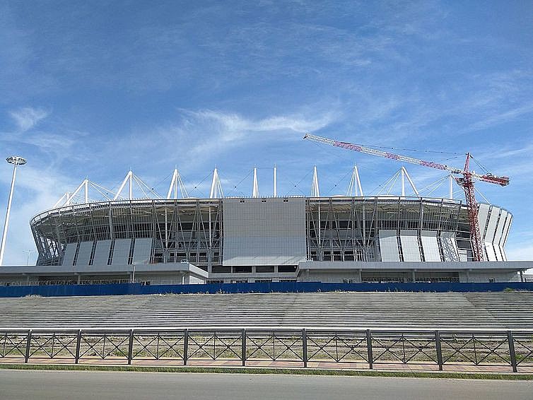 Em Rostov, a obra do estádio que receberá o primeiro jogo do Brasil na Copa foi interrompida por um ano.