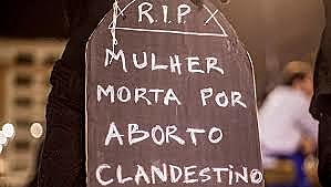 Apesar do aborto legal ser um direito das mulheres, ele é pouco divulgado e esbarra em preconceito e falta de informação
