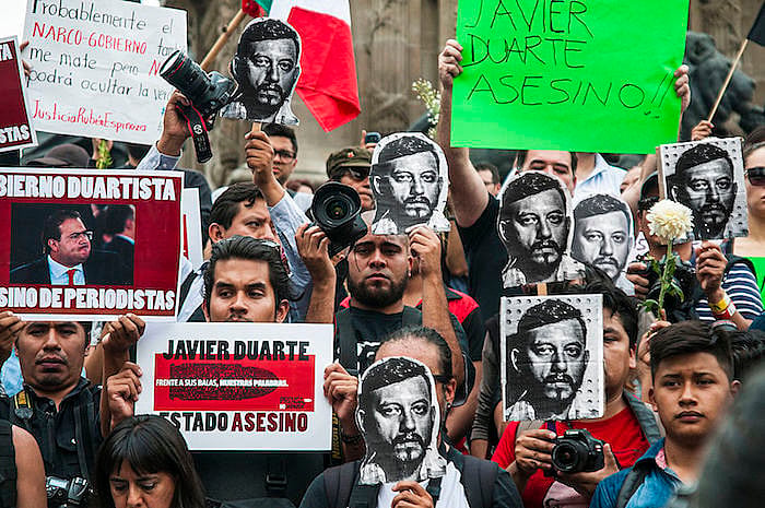 El fotoperiodista Rubén Espinosa fue asesinado en el Distrito Federal junto con otras 4 mujeres.