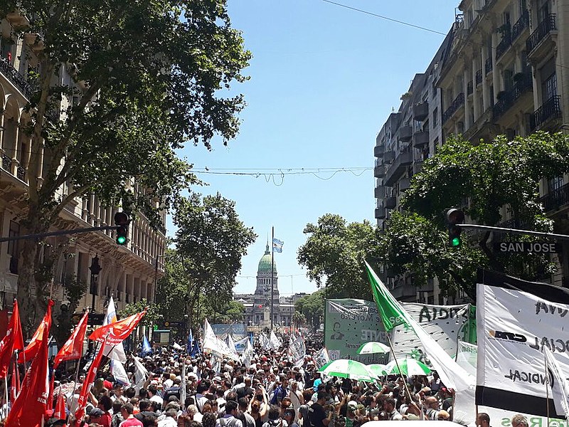 Milhares de pessoas protestaram nas ruas da capital contra a medida do presidente Mauricio Macri