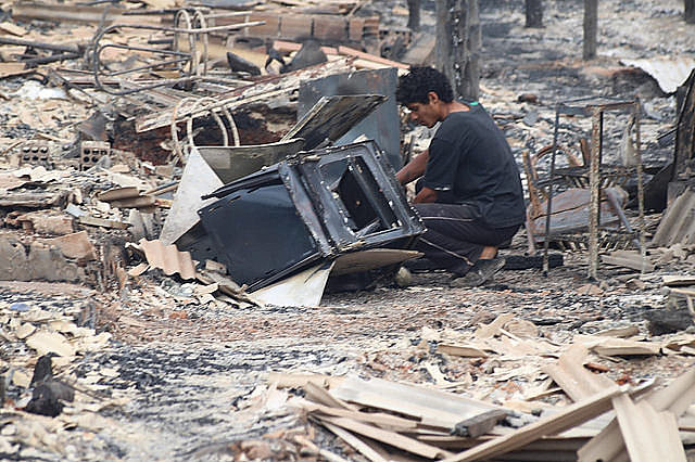 Moradores reviram escombros após incêndio em comunidade no Paraná