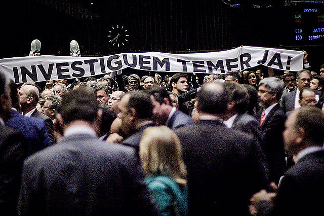 Hubo tumultos durante la votación, con episodios de agresión entre diputados; en la pancarta se lee "Investiguen a Temer Ya"