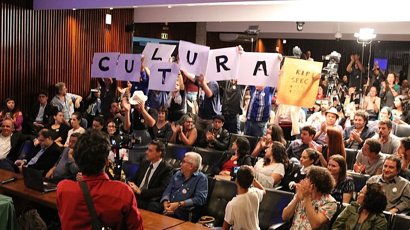 Artistas presentes se manifestaram em falas e cartazes.