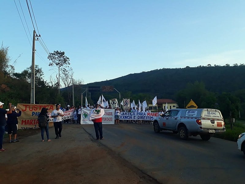 Manifestantes bloqueiam desde as 5h30 a rodovia MG 129, por onde passam funcionários da mineradora Samarco