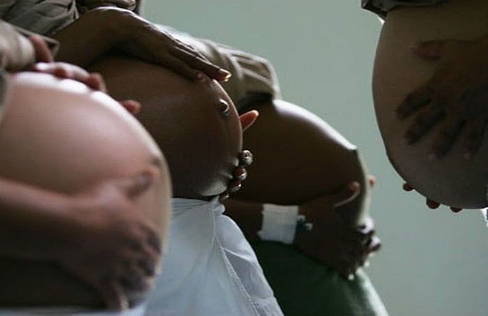 "As mulheres têm medo, não têm nem noção do que significa o parto por cesárea ou natural", relata a doula Érika Sato em reunião técnica.