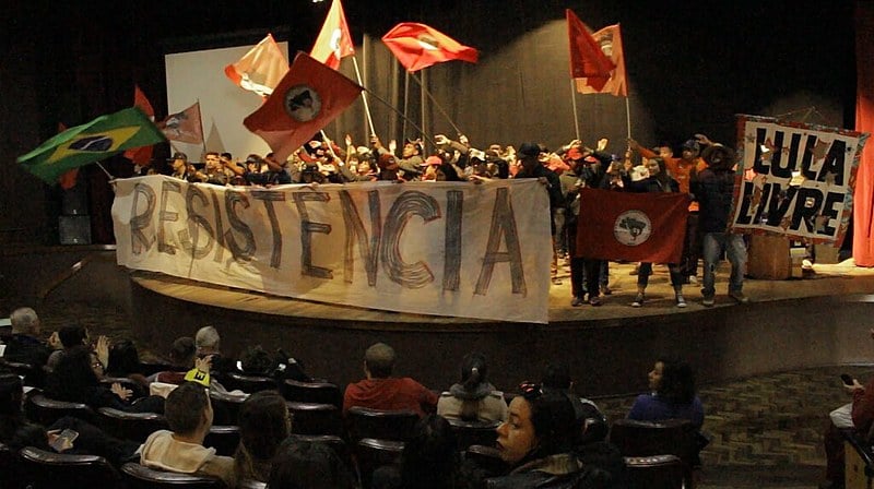 Os jovens Sem Terra emocionaram a plateia com a mística de abertura do debate.