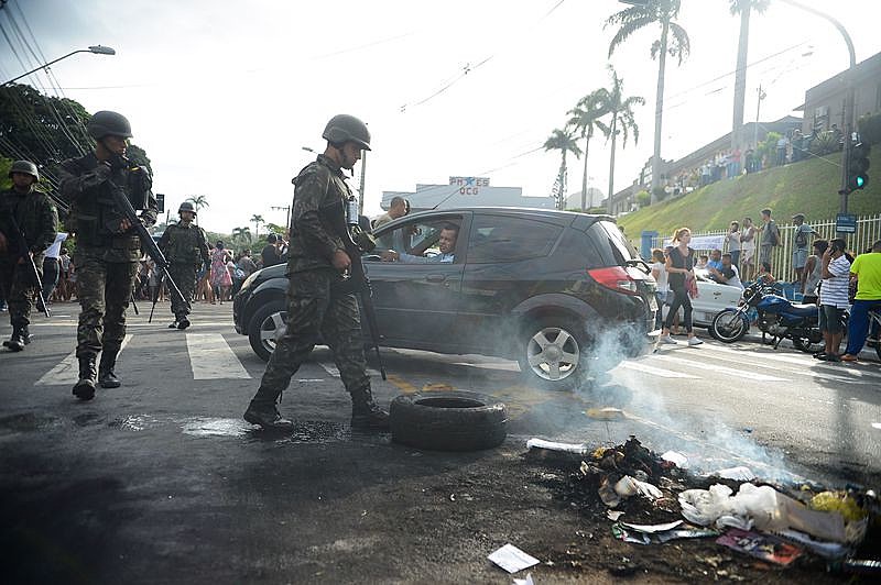 Protesto de moradores em frente ao quartel-geral de Vitória nesta terça-feira (7)